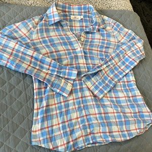 Adorable women’s VineyardVines button up shirt
